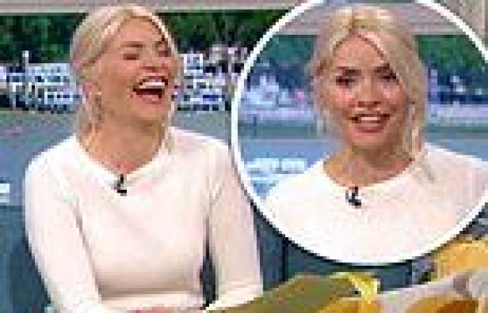 Holly Willoughby chuckles as she discusses 'sunbathing her vagina to feel ...