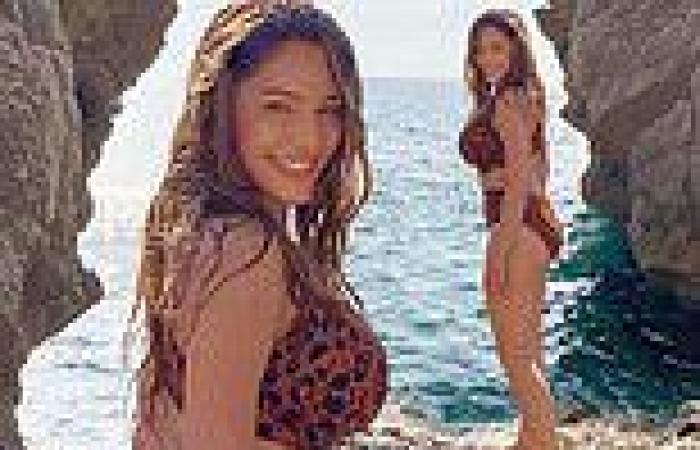 Kelly Brook sizzles in a leopard print bikini while enjoying a day at the beach ...
