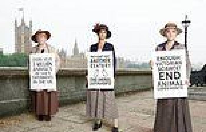 Evanna Lynch, Lesley Nicol and Lucy Watson recreate iconic photo from 1919 on ...