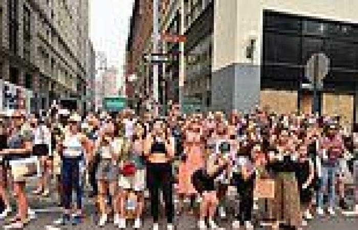 Fandemonium! Fashionistas flock to Times Square to watch Sex And The City stars ...
