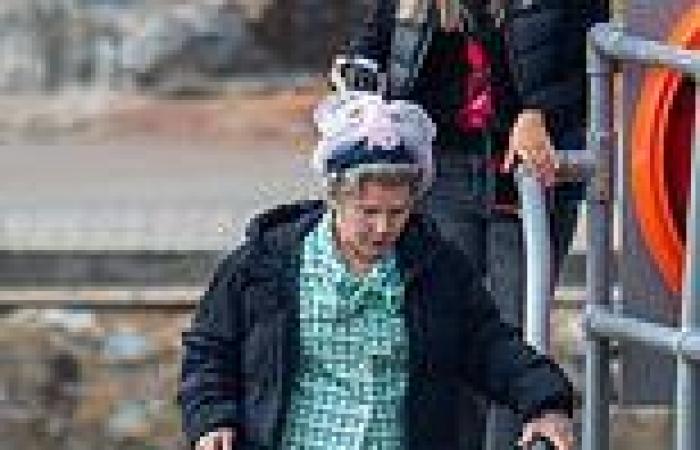 The Crown's Imelda Staunton gets into character as Queen Elizabeth II for ...