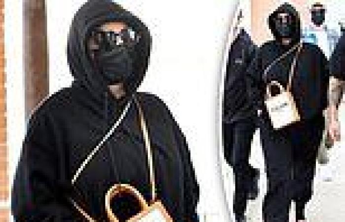 Guess who? Australian star sports hoodie, mask and sunglasses following D&G ...