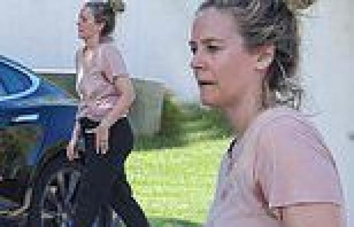 Alicia Silverstone keeps it comfortable in pink top and sweatpants after ...