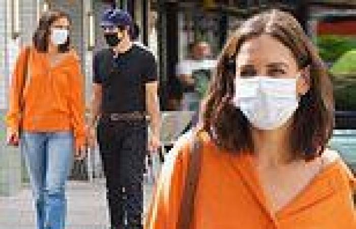 Katie Holmes embraces fall fashion wearing orange as she fetches lunch with Zac ...