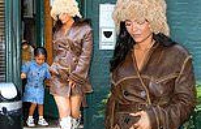 Pregnant Kylie Jenner places a hand on her baby bump while grabbing lunch with ...