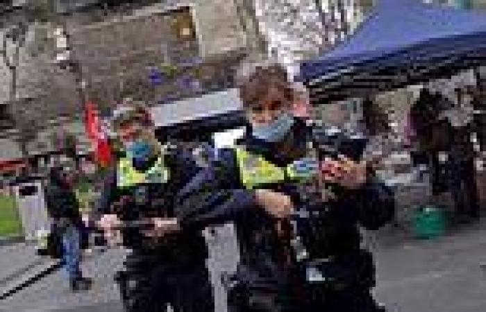 Police shut down a soup kitchen feeding the homeless during lockdown in ...