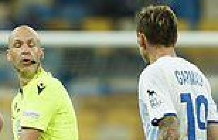 sport news English referee Anthony Taylor mistakenly gives Dynamo Kyiv's Denys Garmash a ...