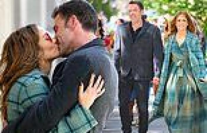 Jennifer Lopez packs on the PDA with Ben Affleck in NYC after Central Park ...
