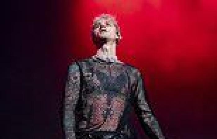 Machine Gun Kelly get booed and flipped off at Louder Than Life Festival in ...