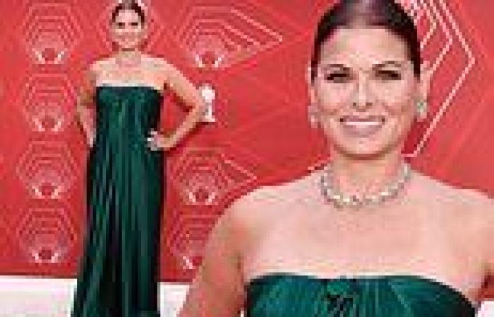 Debra Messing is gorgeous in an emerald green strapless gown at the Tony Awards ...