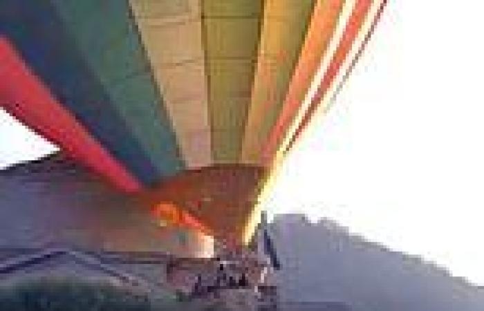 Moment an out-of-control hot air balloon packed with tourists slams into ...