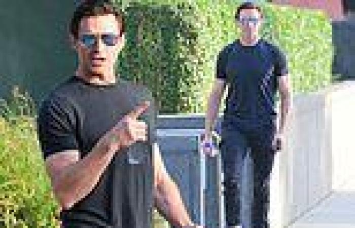 Hugh Jackman displays his buff physique in a tight black T-shirt in New York ...