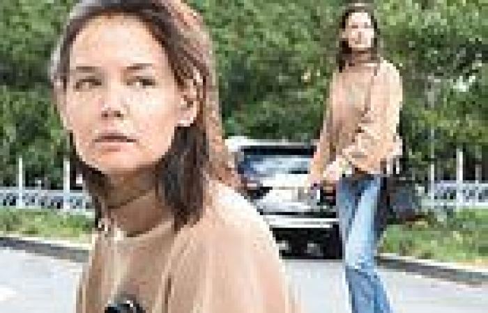 Katie Holmes cuts a very casual figure while enjoying the fresh fall air in New ...