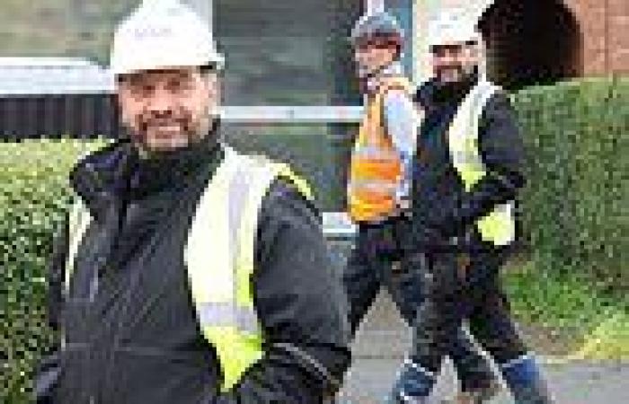 Nick Knowles cuts a casual figure as he films latest episode of DIY: SOS in ...