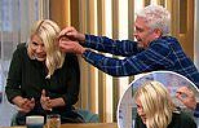 Holly Willoughby screams as Phillip Schofield removes a spider from her hair ...