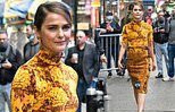Keri Russell brightens up a gloomy New York City with an eye-catching gold ...