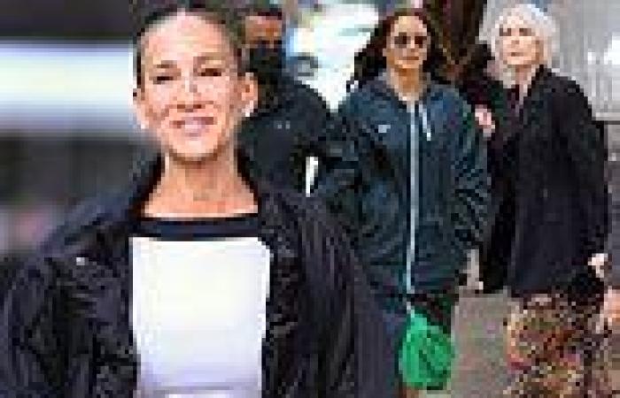 Sarah Jessica Parker is all smiles as she arrives on set as co-stars Kristin ...