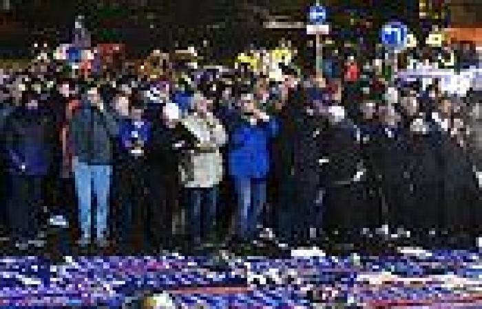 sport news Walter Smith: Rangers fans gather outside Ibrox to pay tribute to legendary ...