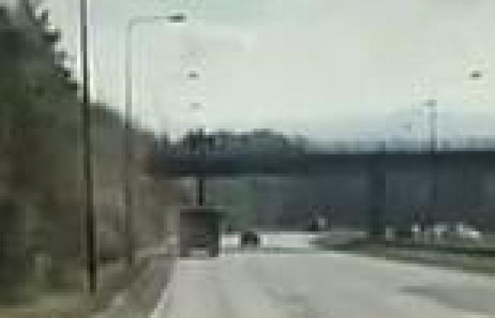 Moment lorry smashes into bridge and snaps off its metal grab [video]