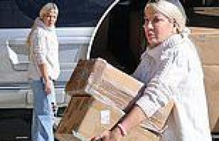 Tori Spelling goes ringless as she unloads boxes following rumblings of divorce ...