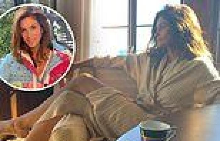 Cindy Crawford captures the perfect morning light as she basks in the sunrise ...