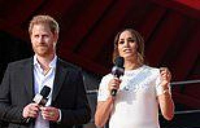 Meghan and Harry fly COMMERICAL: Royals 'snuck onto' five-hour flight from New ...