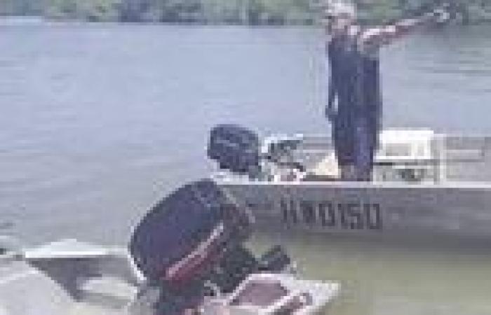 Man threatens to fight a group of teenagers for hooning on boats