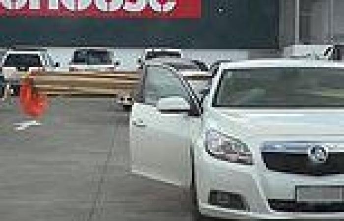 Moment man tries to stop a Bunnings customer from driving with a dangerous load ...