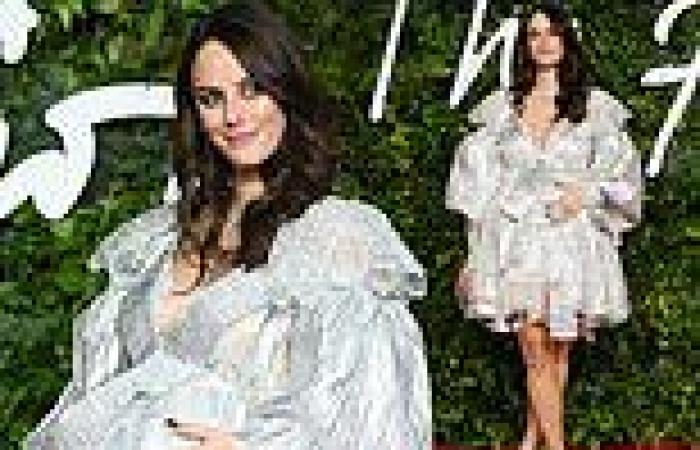 2021 Fashion Awards: Pregnant Kaya Scodelario cradles her baby bump in a ...