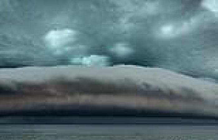 Breathtaking moment as massive awe-inspiring La Nina shelf cloud rolls towards ...