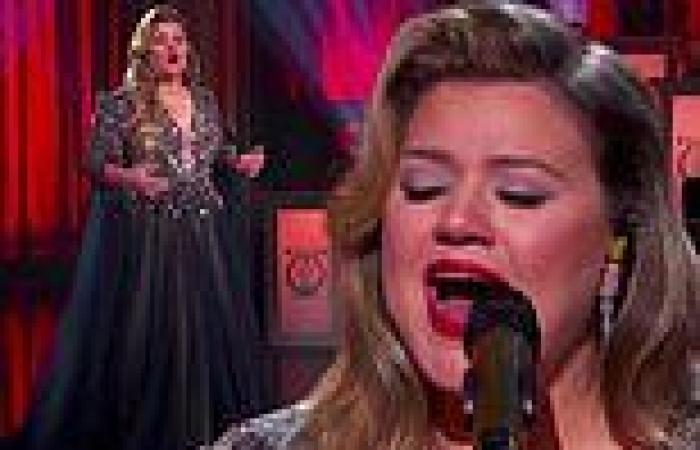 Kelly Clarkson admits that she is 'feeling alone' and 'plain sad' during her ...