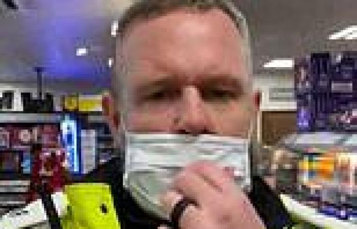 Two police officers try to arrest man for not wearing a face mask while ...
