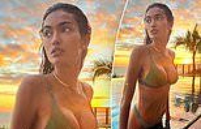 Victoria's Secret model Kelly gale flaunts her eye-popping cleavage