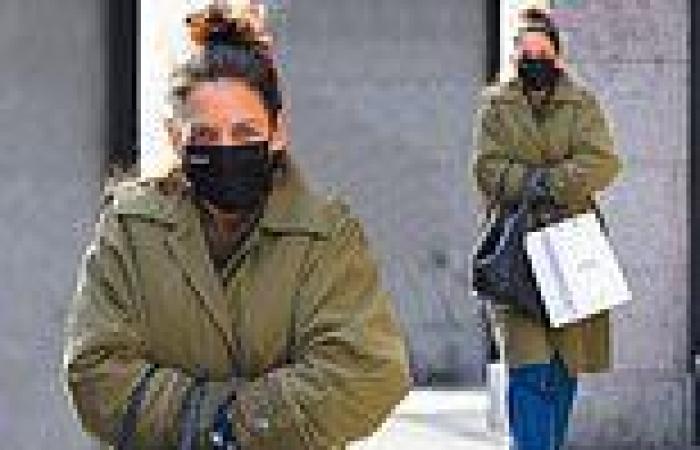 Katie Holmes bundles up in stylish khaki coat as she goes on shopping spree in ...