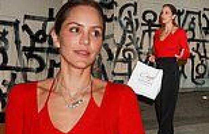 Katharine McPhee stands out in a scarlet sweater as she joins friends for ...