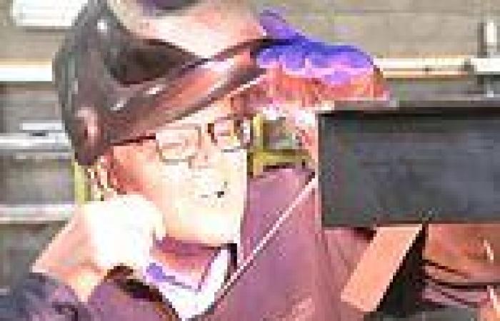 Excruciating moment Scott Morrison starts welding WITHOUT eye protection in ...