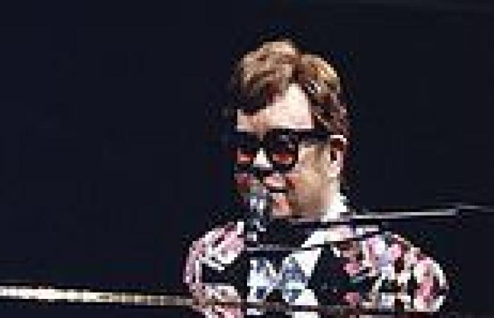 Elton John dedicates an emotional song to Shane Warne's three children during ...