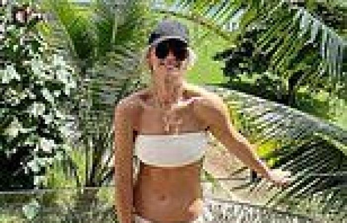 Anna Heinrich shows off her incredible bikini body in a strapless swimsuit ...