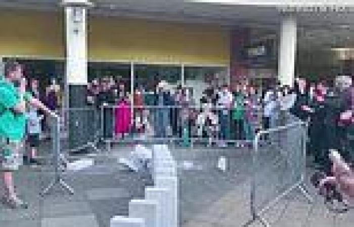 Saturday 14 May 2022 05:31 PM More than 7,000 concrete dominoes tumble in 30-minute 1.6 mile toppling to mark ... trends now