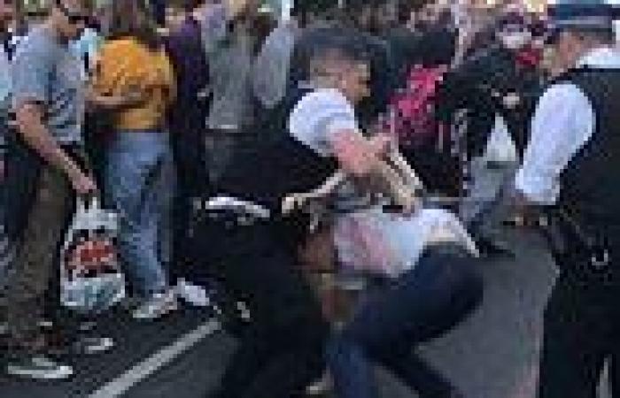 Sunday 15 May 2022 05:13 PM Violent clashes break out between police and crowds in east London trends now