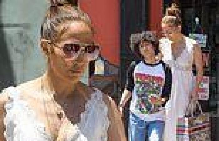 Sunday 15 May 2022 06:34 PM Jennifer Lopez cuts a fashionable figure in flowing white gown as she steps out ... trends now