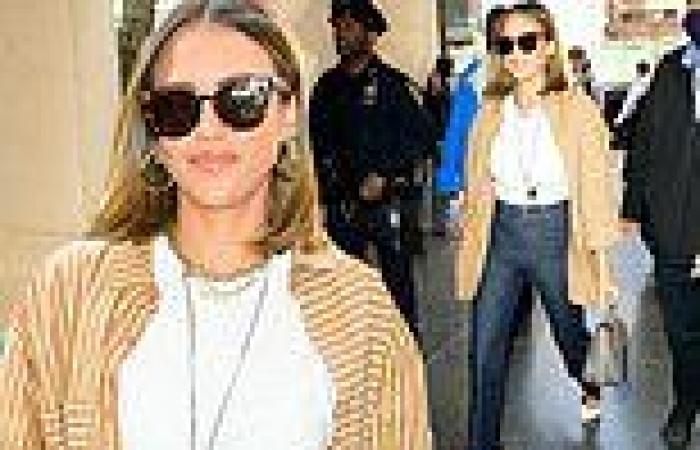 Wednesday 18 May 2022 11:58 PM Jessica Alba oozes casual chic in jeans and an open striped button-down on a ... trends now