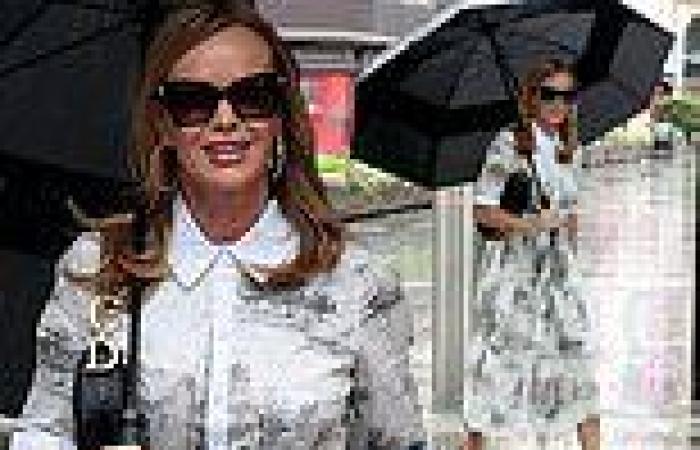 Friday 20 May 2022 01:01 PM Amanda Holden showcases her incredible figure in a button up dress while ... trends now