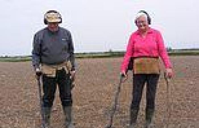Friday 20 May 2022 03:16 PM Treasure-hunting couple unearth five rare 14th century gold coins from reign of ... trends now