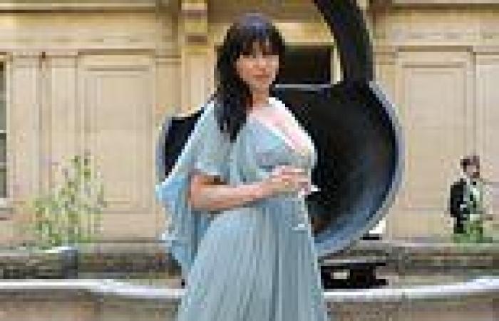 Friday 20 May 2022 02:04 AM Daisy Lowe puts her ample assets on display in a plunging teal dress as she ... trends now