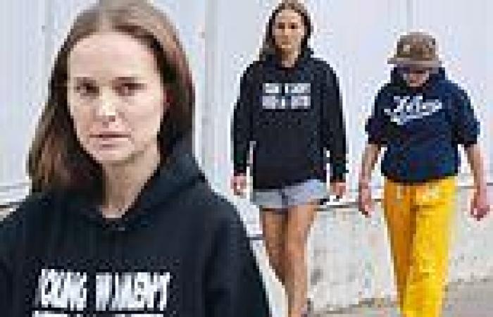 Saturday 21 May 2022 09:34 PM Natalie Portman shows off her makeup-free face as she joins a female pal for a ... trends now