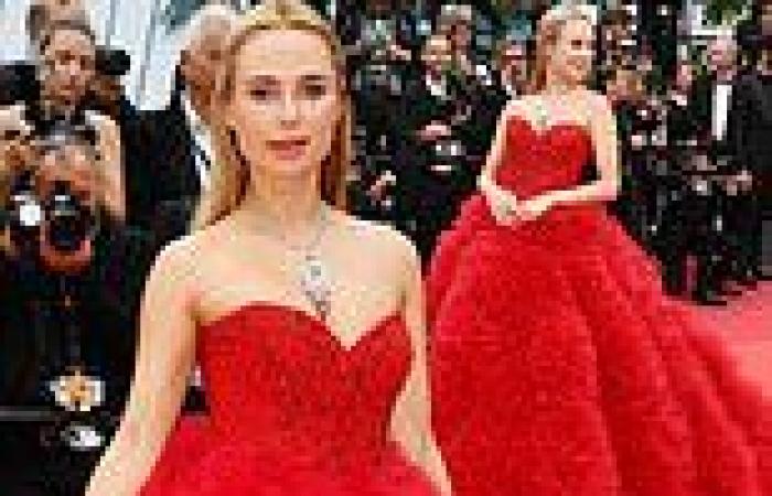 Sunday 22 May 2022 06:34 PM Kimberley Garner looks glamorous in sweeping princess gown with abundant ruffle ... trends now