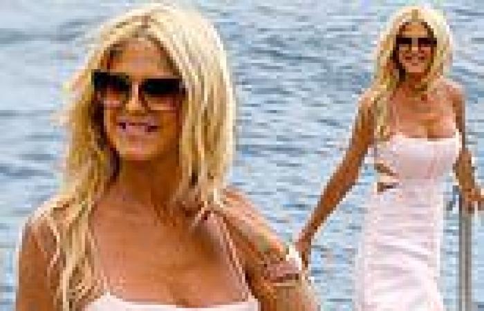 Sunday 22 May 2022 03:25 PM Victoria Silvstedt flaunts her gorgeous figure as she beams by the sea during ... trends now