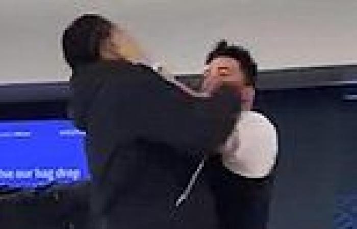 Monday 23 May 2022 02:22 PM United Airlines worker PUNCHES passenger at check-in before he's smacked to the ... trends now