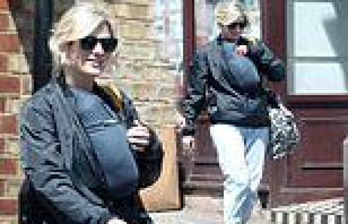 Saturday 28 May 2022 12:16 PM Jodie Whittaker is all smiles as she keeps a low-profile while strolling around ... trends now